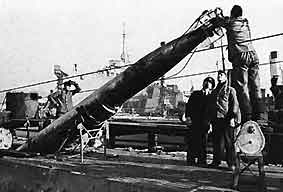 Der erste Job des Torpedo-Personals in der Basis: Torpedos laden. gefunden bei: wwww.uboat.net
